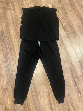 Figs Women’s Black Jogger Pants and Rafaela Oversized Scrub Top.